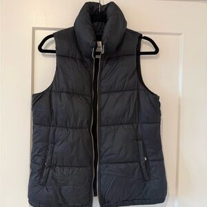 Black Old Navy Puffer Vest